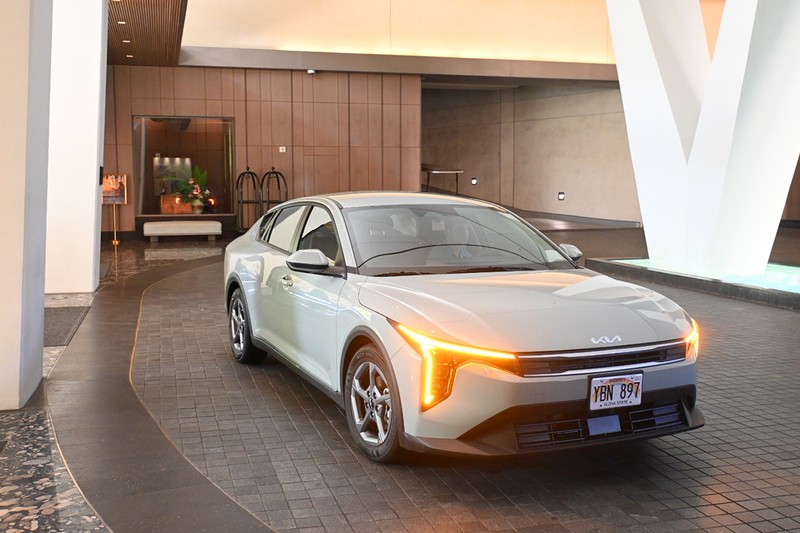 米国で火がついている韓国ブランド「K N」の車をレンタル。