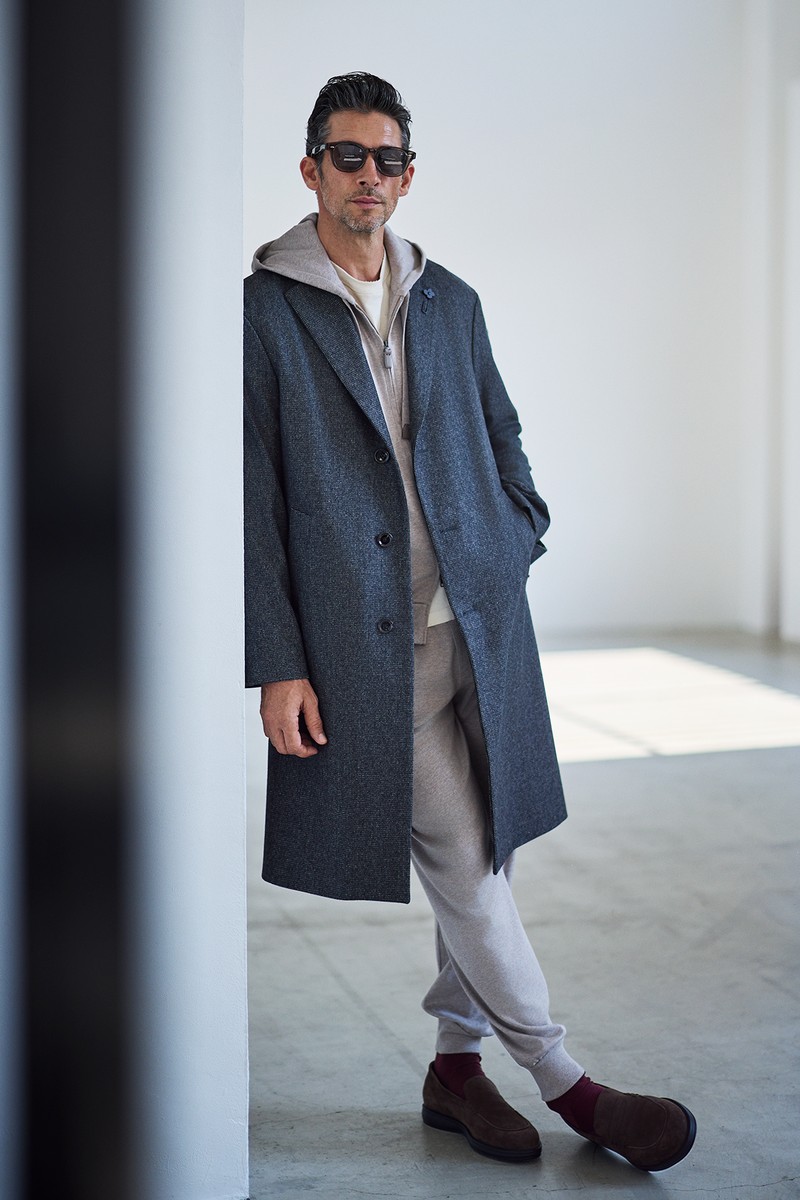 コート24万2000円／ラルディーニ、パーカ37万1800円、パンツ25万3000円、靴15万5100円／すべてブリオーニ、カットソー3万4100円／ゴールデングース、サングラス5万600円／アイヴァン（すべて買えるLEON）