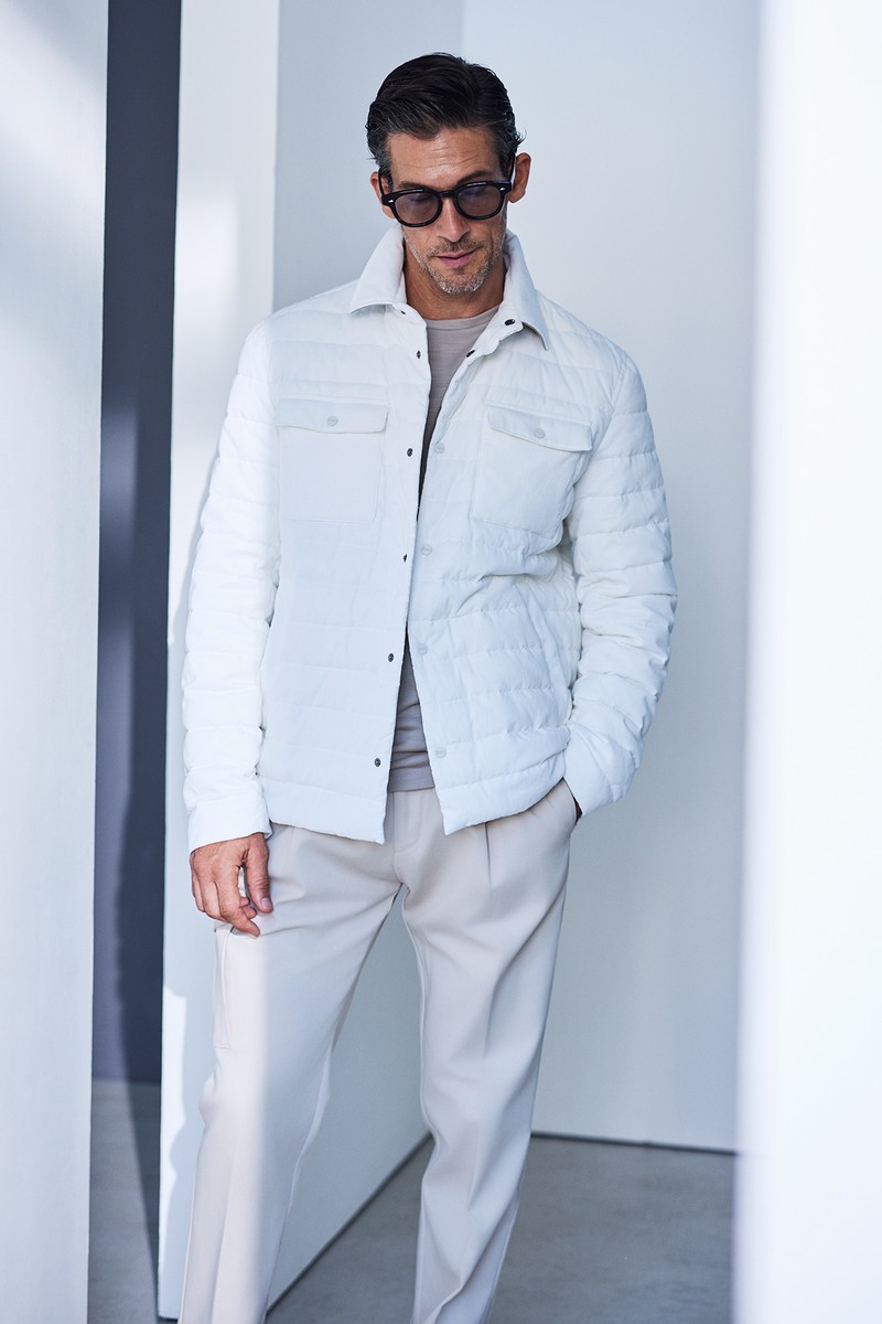 ブルゾン16万3900円、カットソー4万4000円、パンツ6万9300円／すべてヘルノ、サングラス5万600円／アイヴァン（すべて買えるLEON）