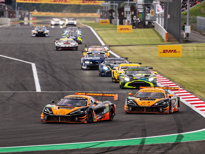 GTカークラスのスタートシーン。トップを走るのがマクラーレン720S LM GT3エボ。