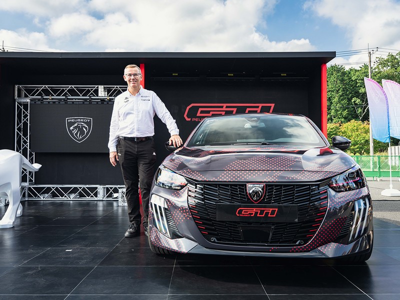 WEC富士のタイミングにあわせて、プジョーのCEO・アラン・ファヴェ氏が来日。プジョーの新型EV「E-208 GTi」を日本初公開。205GTiの血統を受け継ぐ、純粋なドライビングプレジャーを提供するモデルだと語った。