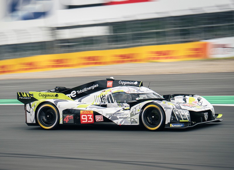 かつては耐久の王者と呼ばれたプジョーも、WECに復帰して以来の最高位2位に。 GTカークラスでは、シボレー・コルベットが優勝、フェラーリが2位、BMWが3位に。ヴァレンティーノ・ロッシ率いるチームは4位と惜しくも表彰台を逃した。