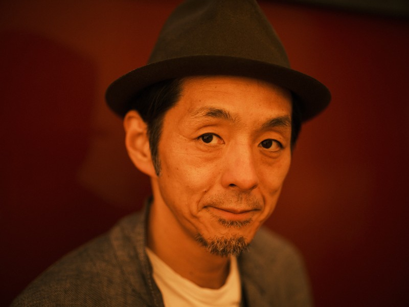 宮藤官九郎 WebLEON LEON 雨の傍聴席、おんなは裸足… パルコ劇場