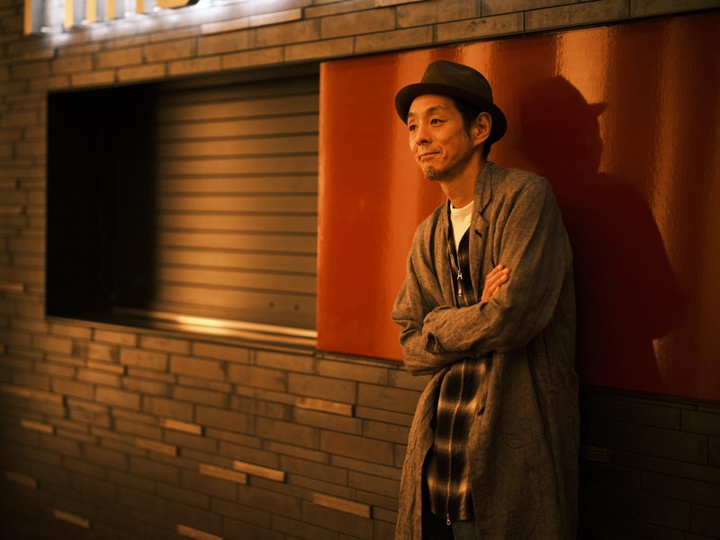 宮藤官九郎 WebLEON LEON 雨の傍聴席、おんなは裸足… パルコ劇場