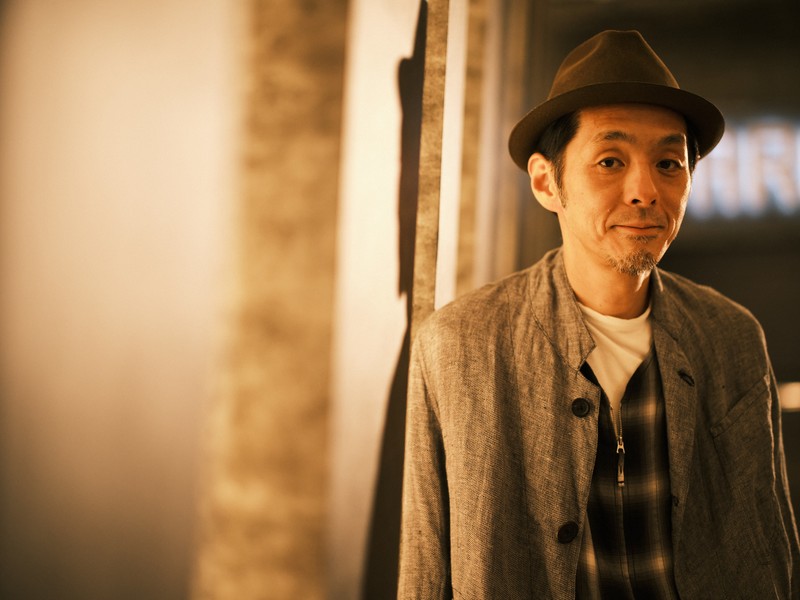 宮藤官九郎 WebLEON LEON 雨の傍聴席、おんなは裸足… パルコ劇場