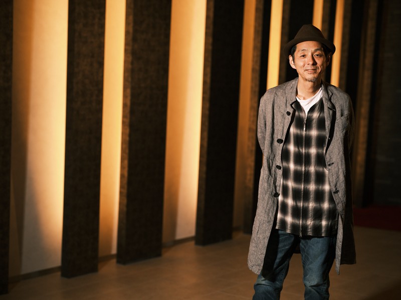 宮藤官九郎 WebLEON LEON 雨の傍聴席、おんなは裸足… パルコ劇場