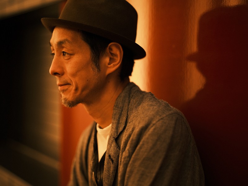 宮藤官九郎 WebLEON LEON 雨の傍聴席、おんなは裸足… パルコ劇場