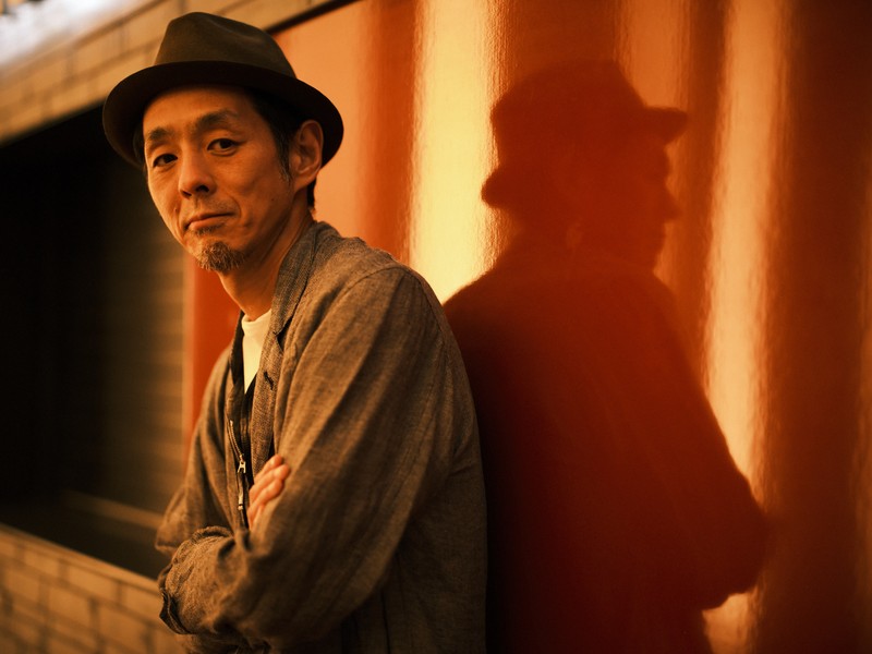 宮藤官九郎 WebLEON LEON 雨の傍聴席、おんなは裸足… パルコ劇場