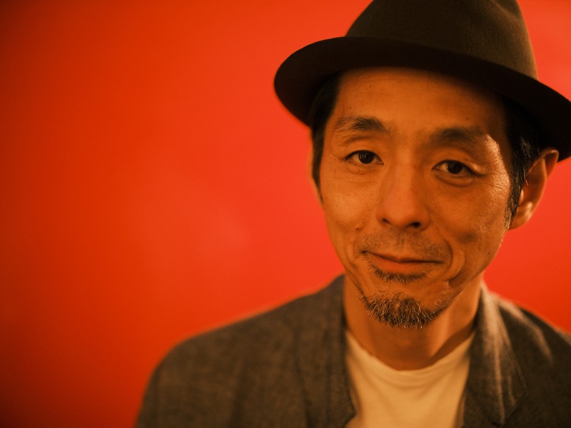 宮藤官九郎 WebLEON LEON 雨の傍聴席、おんなは裸足… パルコ劇場