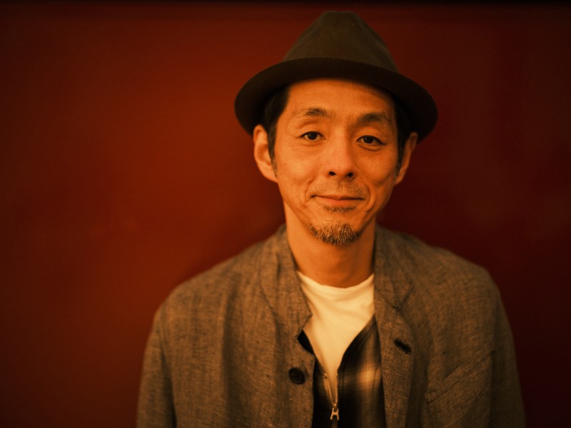 宮藤官九郎 WebLEON LEON 雨の傍聴席、おんなは裸足… パルコ劇場