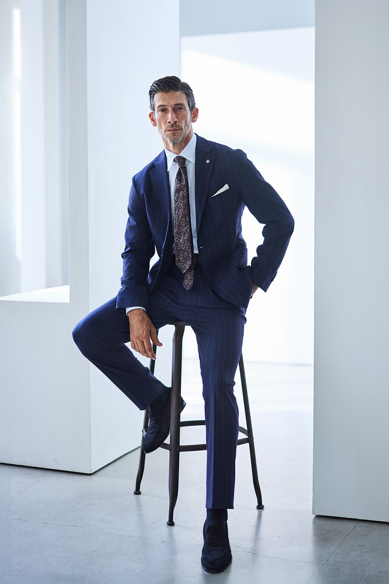 スーツ9万6800円／マヌエル リッツ、シャツ5万5000円／フィナモレ、タイ4万9500円／アット ヴァンヌッチ、靴7万1500円／ヴェラスカ（すべて買えるLEON）、そのほかはスタイリスト私物