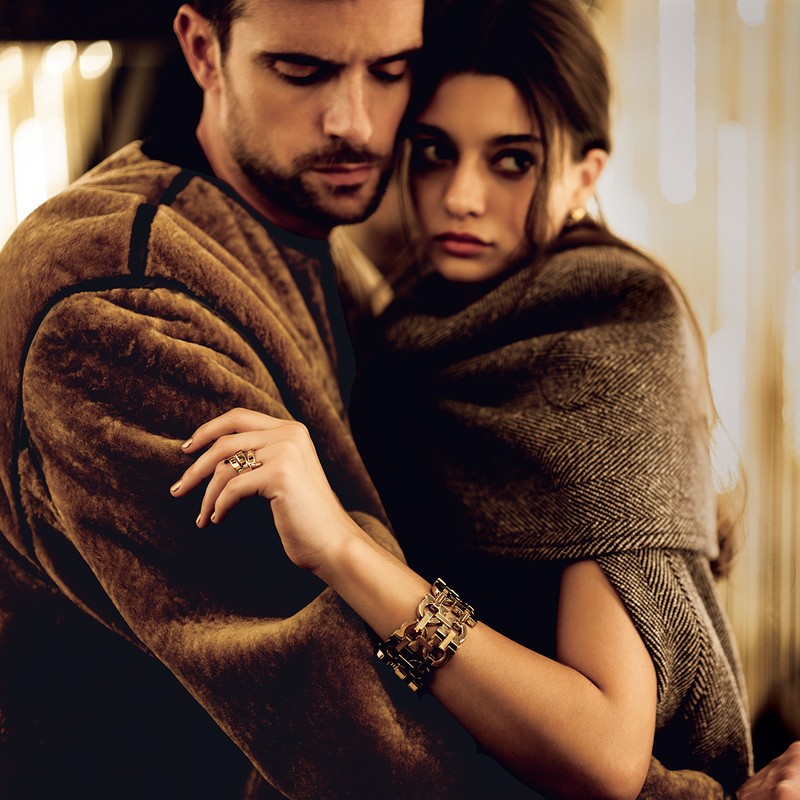 男性●ブルゾン106万7000円/フェラガモ(フェラガモ·ジャパン)女性●コート49万5000円、イヤリング4万2900円、リング5万9400円、ブレスレット15万9500円/すべてフェラガモ(フェラガモ·ジャパン)