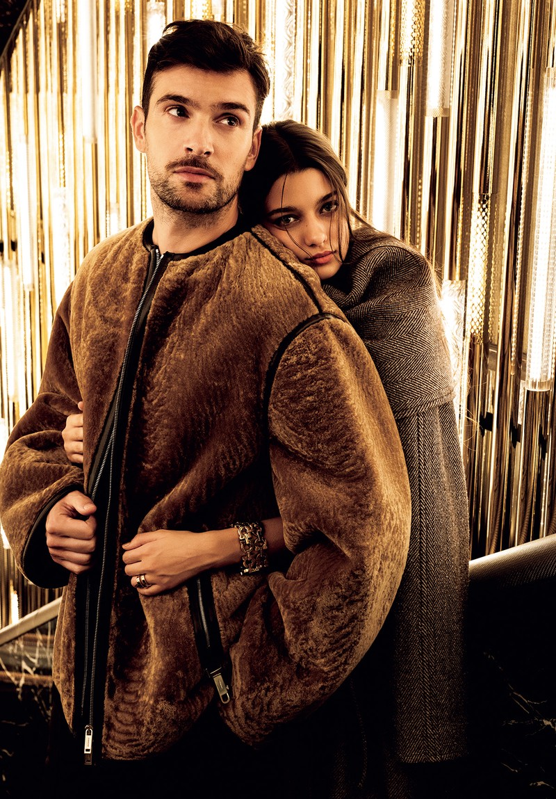 男性●ブルゾン106万7000円、パンツ18万7000円/フェラガモ(フェラガモ·ジャパン)女性●コート49万5000円、イヤリング4万2900円、リング5万9400円、ブレスレット15万9500円/すべてフェラガモ(フェラガモ·ジャパン)