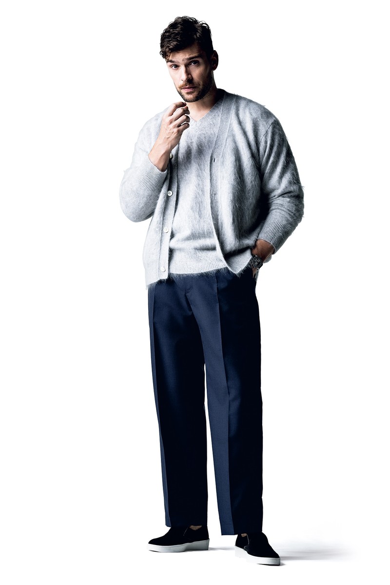 カーディガン13万2000円、ニット10万4500円/ともにランバン コレクション(ランバン コレクション 表参道店)、パンツ5万5000円/マッキントッシュ ロンドン(SANYO SHOKAI カスタマーサービス)、靴4万6200円/ペリーコ サニー(アマン)、時計187万3300円/ゼニス