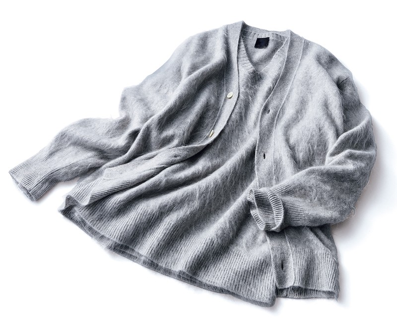 カーディガン13万2000円、ニット10万4500円/ともにランバン コレクション(ランバン コレクション 表参道店)