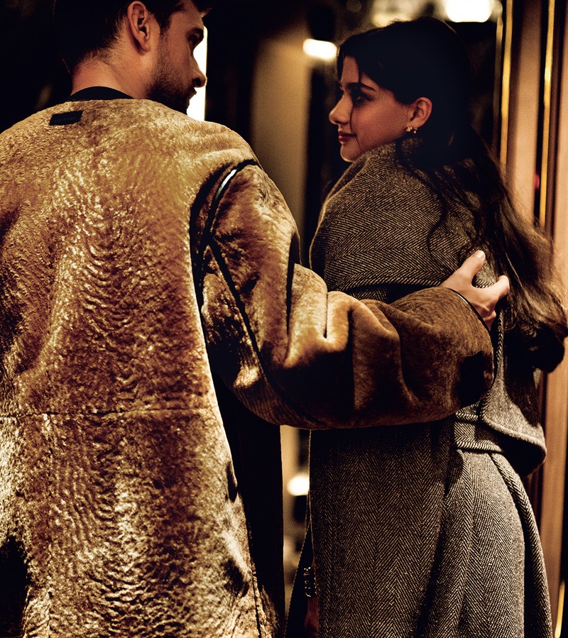 男性●ブルゾン106万7000円、パンツ18万7000円/フェラガモ(フェラガモ·ジャパン)女性●コート49万5000円、イヤリング4万2900円、リング5万9400円、ブレスレット15万9500円/すべてフェラガモ(フェラガモ·ジャパン)