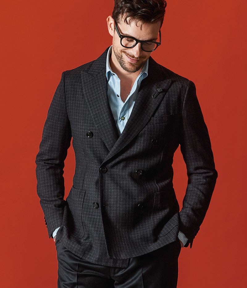 ジャケット21万4500円、シャツ8万2500円、パンツ7万1500円/すべてラルディーニ(トヨダトレーディング プレスルーム)、メガネ4万6200円/ロッツァ(デリーゴジャパン)