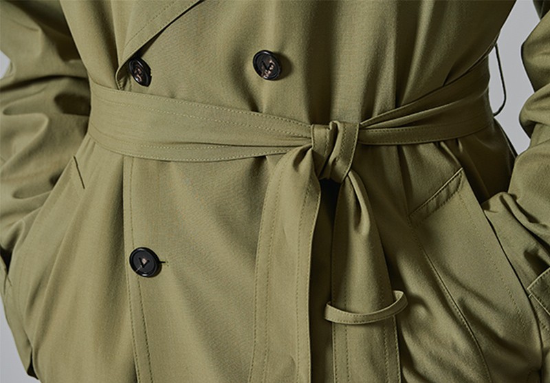 コート57万9700円、ジャケット52万300円、カットソー7万1500円(参考価格)、パンツ22万円、靴16万7200円(参考価格)/すべてボッテガ・ヴェネタ(ボッテガ・ヴェネタ ジャパン)