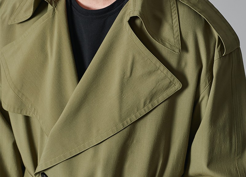 コート57万9700円、ジャケット52万300円、カットソー7万1500円(参考価格)、パンツ22万円、靴16万7200円(参考価格)/すべてボッテガ・ヴェネタ(ボッテガ・ヴェネタ ジャパン)