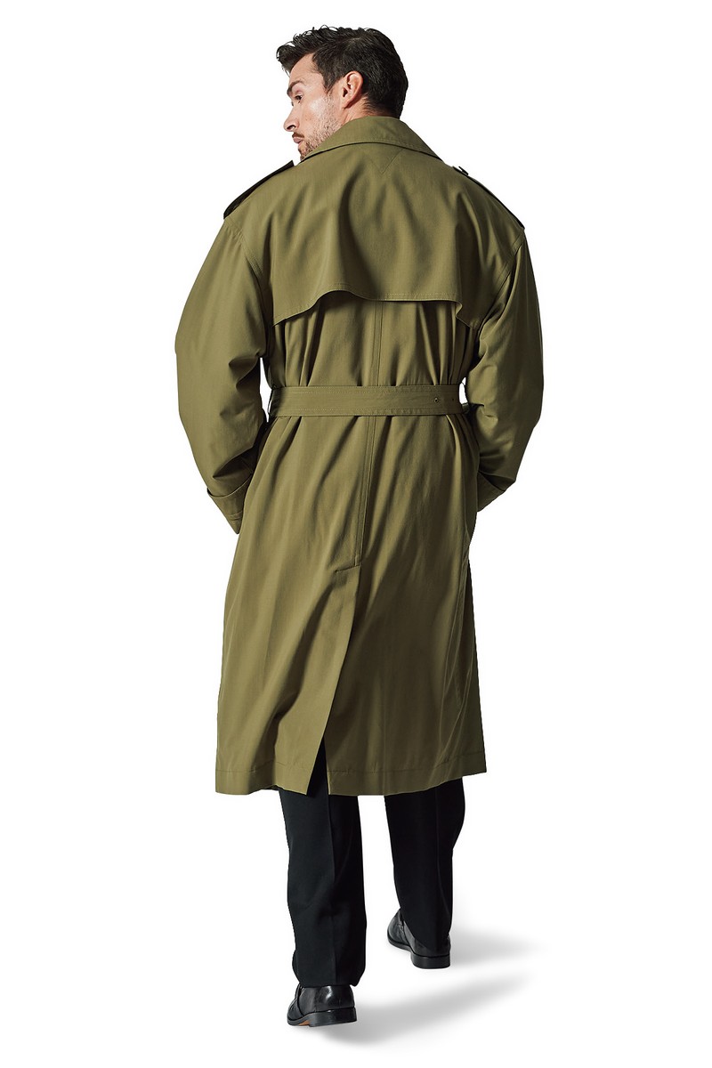 コート57万9700円、ジャケット52万300円、カットソー7万1500円(参考価格)、パンツ22万円、靴16万7200円(参考価格)/すべてボッテガ・ヴェネタ(ボッテガ・ヴェネタ ジャパン)