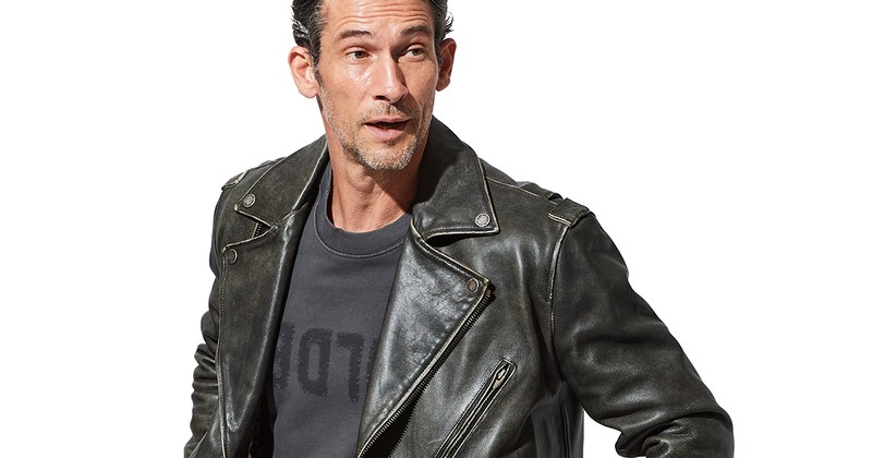 あの「マノロ ブラニク」のスニーカーは、やっぱり上品なのに