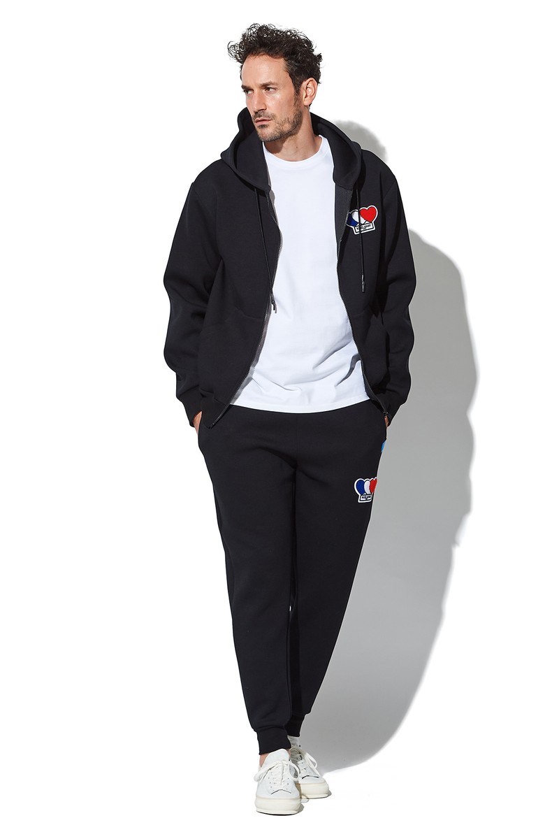 パーカ4万700円、パンツ3万7400円／ともにメゾンオノレパリ、カットソー1万7050円／エムバイ、靴2万7500円／スピングル、サングラス4万8400円／アイヴァン（すべて買えるLEON）