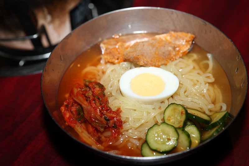 浅草冷麺1320円。鶏出汁などを試した時期もあったそうですが、より濃厚な旨みを出すために牛肉出汁に。焼きの後の締めは、やっぱりこれですな。