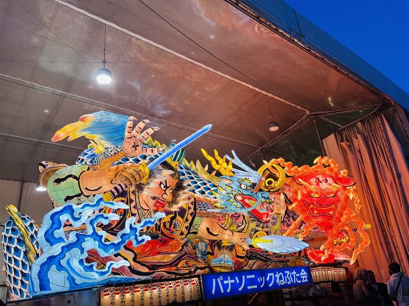 祭りが始まるまでは自由時間。ねぶた小屋を見学するもよし、周辺の屋台で青森グルメを調達するもよし。