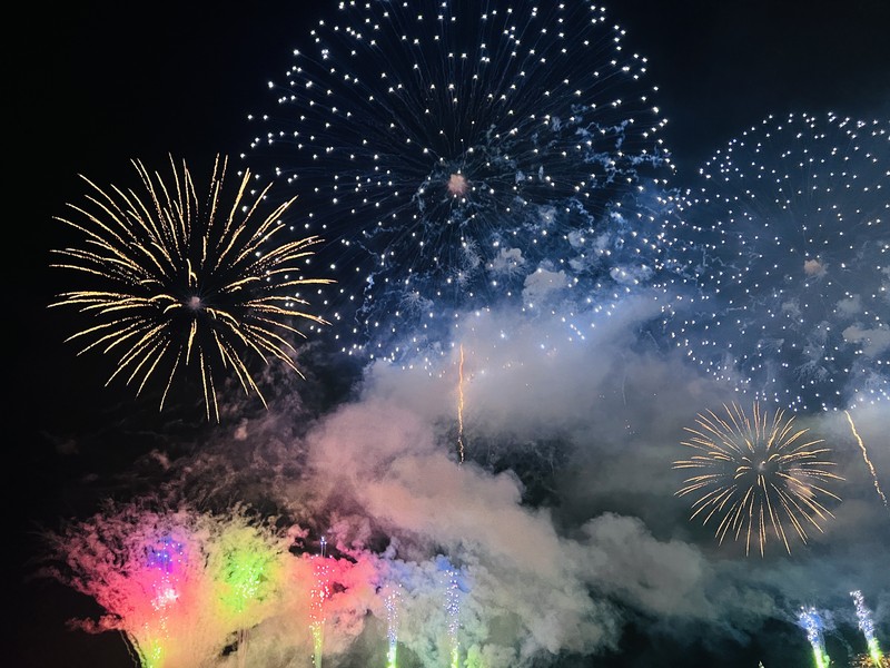 ねぶた海上運行と同時に花火大会も開催され、約1万発の花火が打ち上げられました。