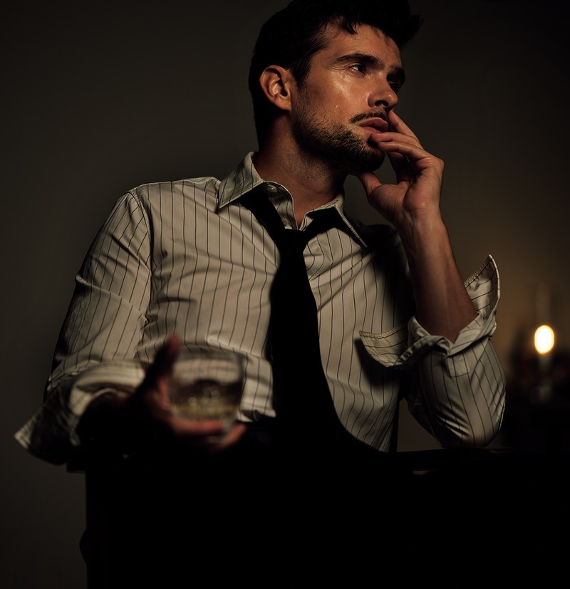 ネクタイ2万5300円、パンツ17万3800円、ベルト6万9300円、シャツは参考商品／すべてボッテガ・ヴェネタ（ボッテガ・ヴェネタ ジャパン）、グラス［マッセナ タンブラー］2万2000円／バカラ（バカラショップ 丸の内）