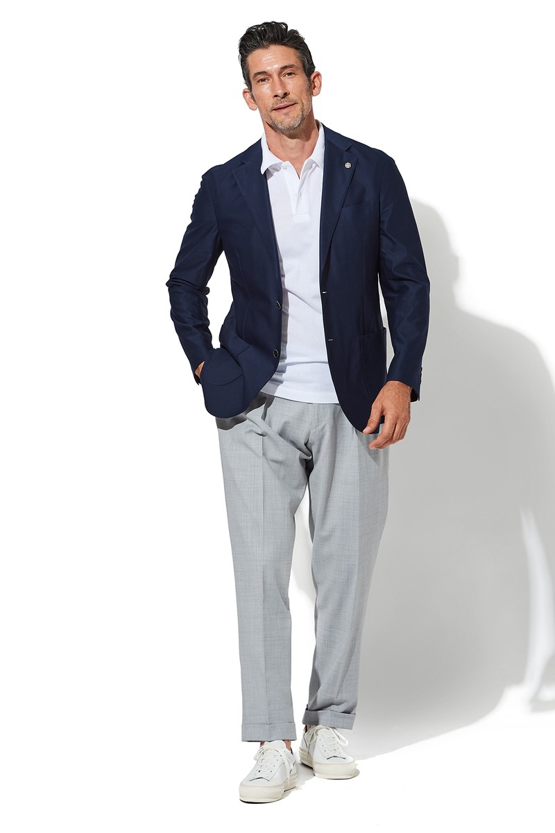 ポロシャツ2万5080円／サンスペル、ジャケット6万9300円／アクアスキュータム、パンツ3万7400円／ベルウィッチ、靴2万7500円／スピングル（すべて買えるLEON）