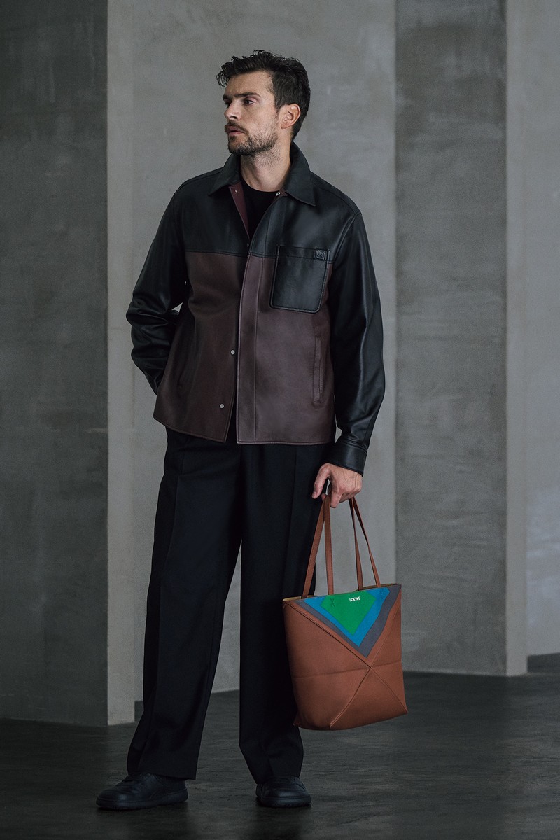 シャツアウター63万8000円、Tシャツ8万2500円、パンツ22万3300円、シューズ14万6300円、バッグ「パズルトート」34万3200円(すべて予定価格)/ロエベ(ロエベ ジャパン クライアントサービス)