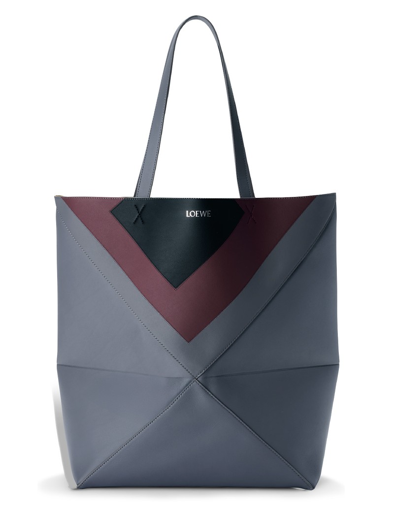 [W42×H41×D18㎝] 39万7100円（予定価格）／ロエベ（ロエベ ジャパン クライアントサービス）