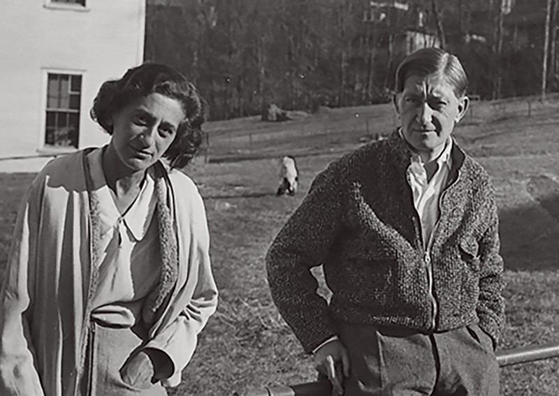 ジョセフ・アルバースは20世紀でもっとも影響力のある抽象画家のひとり。62歳で『正方形讃歌』シリーズの制作を開始。アニ・アルバースもまた20世紀の偉大な抽象芸術家であり、テキスタイルを駆使した独自の表現で知られます。