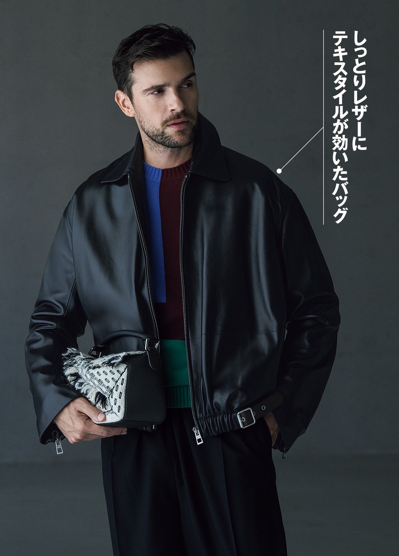 ブルゾン94万9300円、ニット18万9200円、パンツ22万3300円、バッグ「パズル スモール」68万5300円(すべて予定価格)/ロエベ(ロエベ ジャパン クライアントサービス)