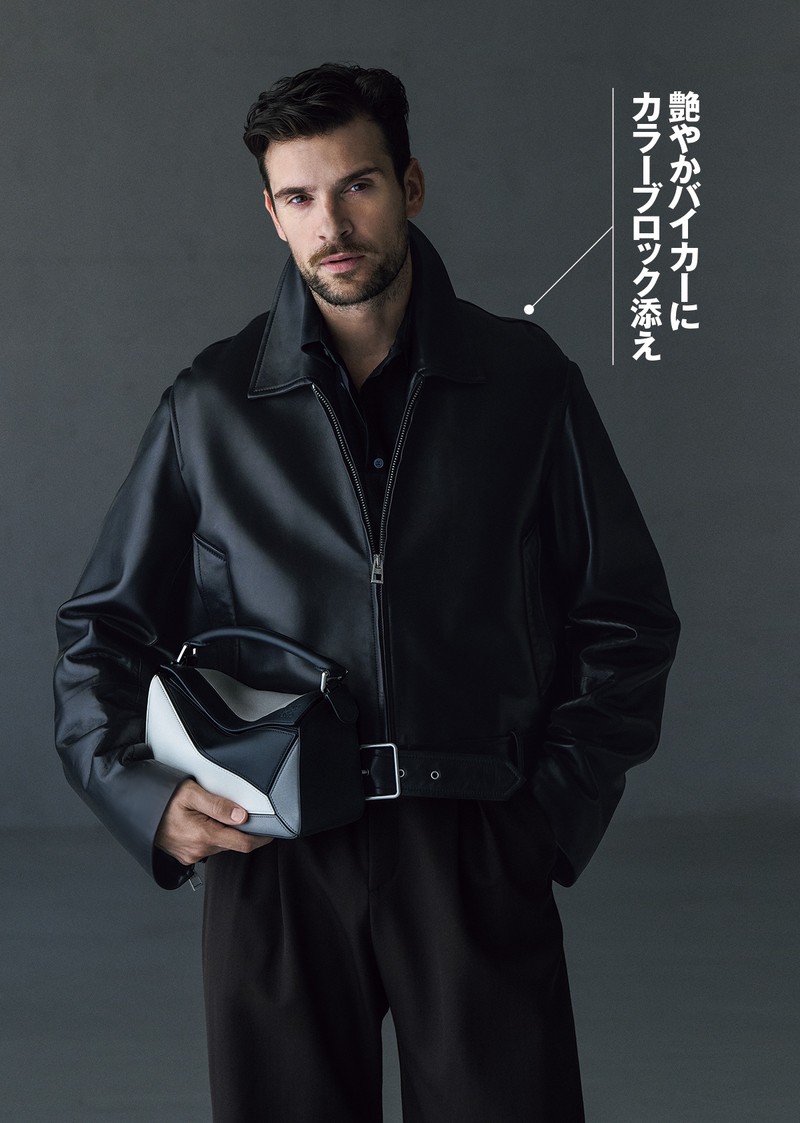 ブルゾン94万9300円、シャツ30万9100円、パンツ16万8300円、バッグ「パズル スモール」59万5100円(予定価格)/ロエベ(ロエベ ジャパン クライアントサービス)