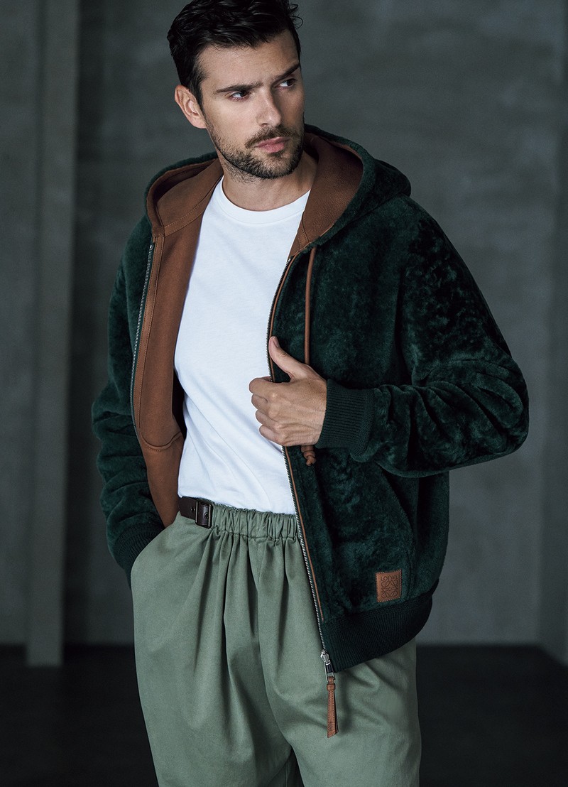 ブルゾン89万9800円、Tシャツ8万2500円、パンツ22万3300円(すべて予定価格)/ロエベ(ロエベ ジャパン クライアントサービス)