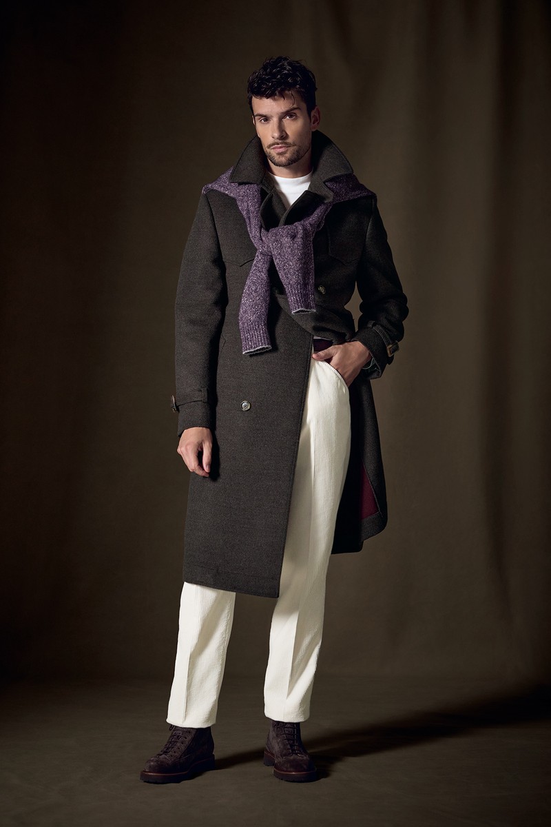 コート175万4500円、カットソー12万2100円、パンツ18万5900円、肩に掛けたニット51万5900円、ベルト13万4200円、ブーツ24万7500円/すべてブルネロ クチネリ(ブルネロ クチネリ ジャパン)