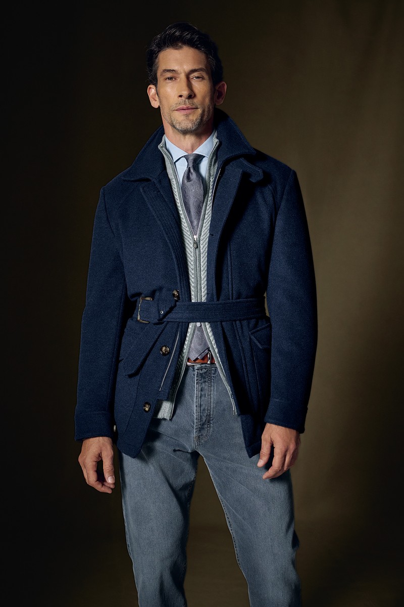 ジャケット175万4500円、ニット70万4000円、シャツ11万7700円、タイ4万9500円、デニム18万9200円、ベルト18万3700円/すべてブルネロ クチネリ(ブルネロ クチネリ ジャパン)