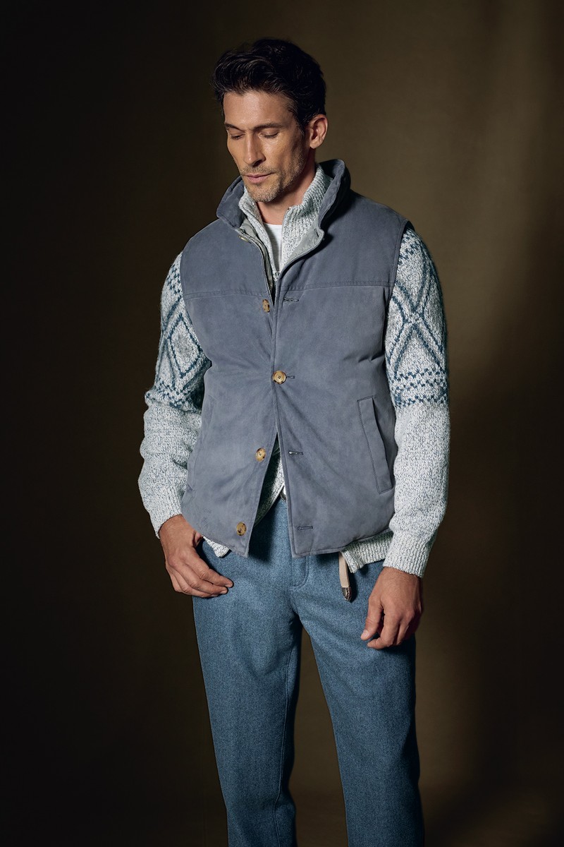 ダウンベスト78万4300円、ニット75万9000円、Tシャツ9万6800円、パンツ19万5800円、ベルト12万9800円/すべてブルネロ クチネリ(ブルネロ クチネリ ジャパン)