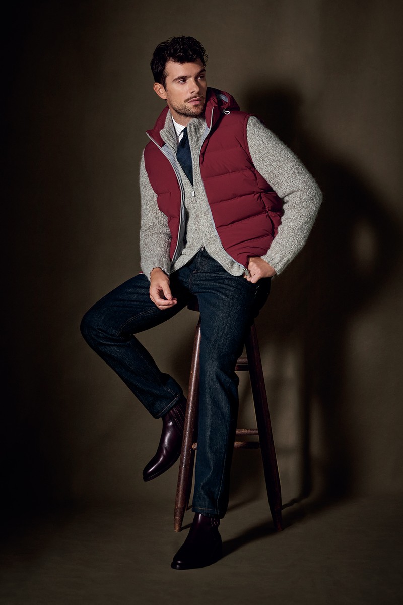 ニット64万9000円、ダウンベスト70万8400円、シャツ13万6400円、タイ5万3900円、デニム18万5900円、ブーツ28万9300円/すべてブルネロ クチネリ(ブルネロ クチネリ ジャパン)