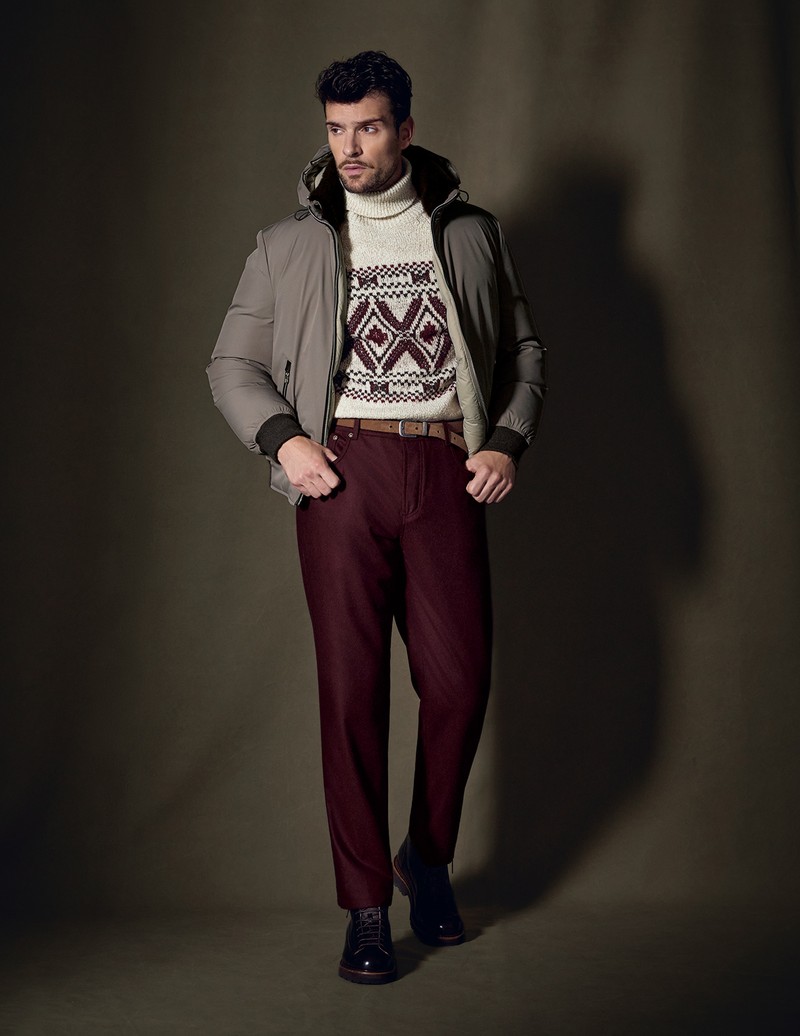 ダウンパーカ92万8400円、ニット53万9000円、パンツ19万5800円、ベルト12万2100円、ブーツ29万9200円/すべてブルネロ クチネリ(ブルネロ クチネリ ジャパン)