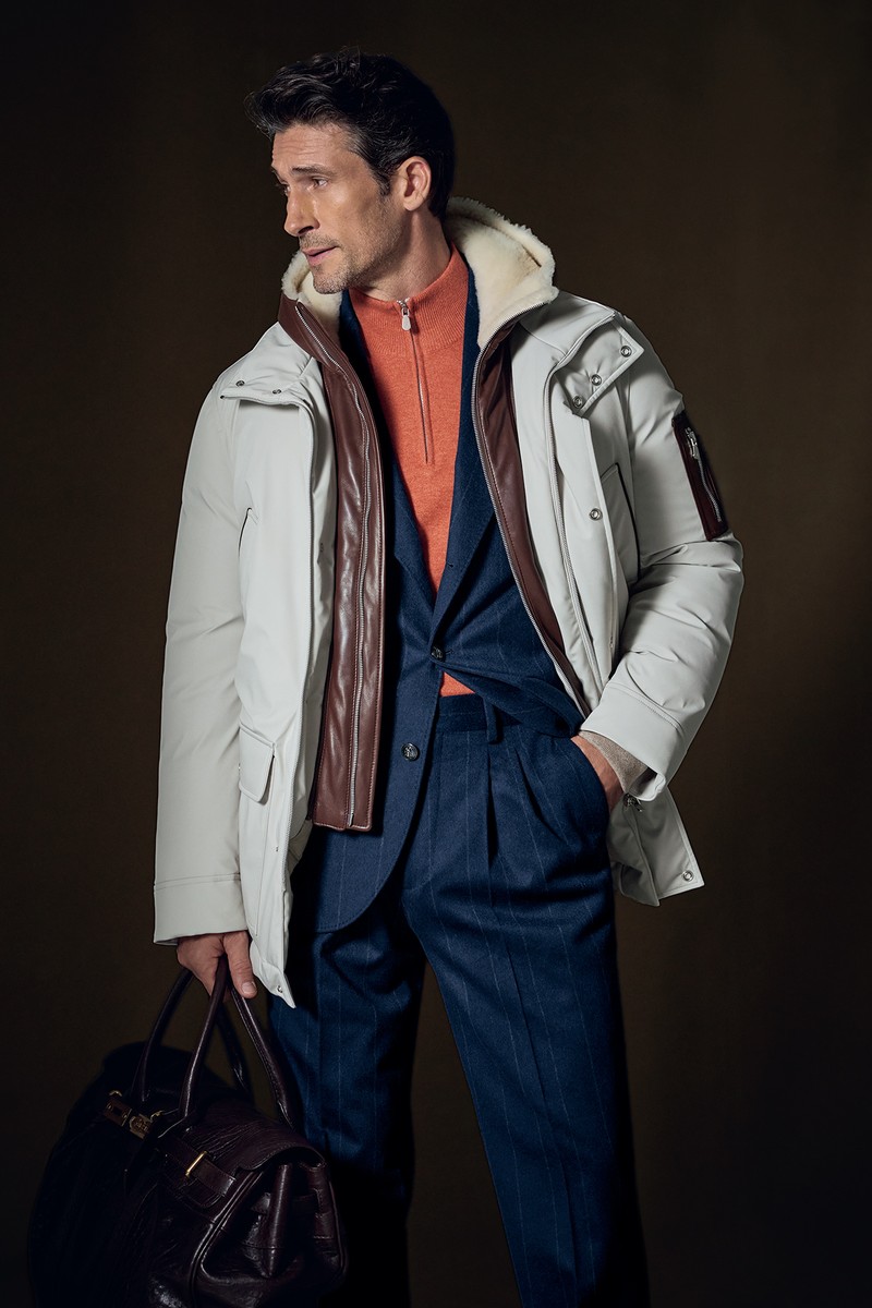 ダウンコート142万4500円、スーツ136万1800円、ニット25万8500円、バッグ90万8600円/すべてブルネロクチネリ(ブルネロ クチネリ ジャパン)