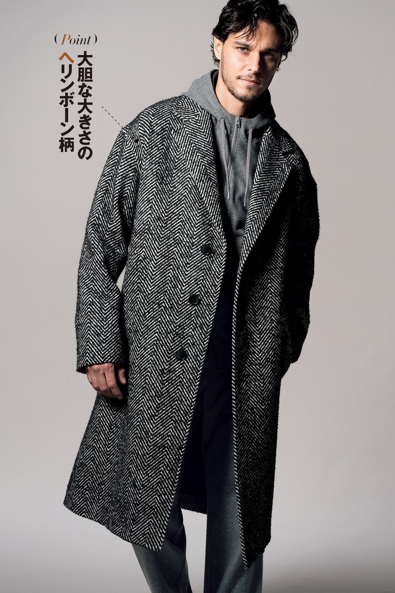 コート19万6900円、パーカ11万5500円、パンツ7万9200円/すべてヘルノ(ヘルノ・ジャパン)