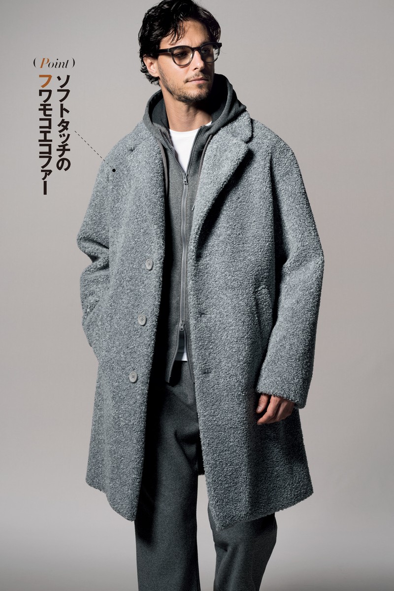 コート13万900円、パーカ11万5500円、パンツ7万9200円、Tシャツ3万3000円/すべてヘルノ(ヘルノ・ジャパン)、メガネ3万5200円/ロッツァ(デリーゴジャパン)