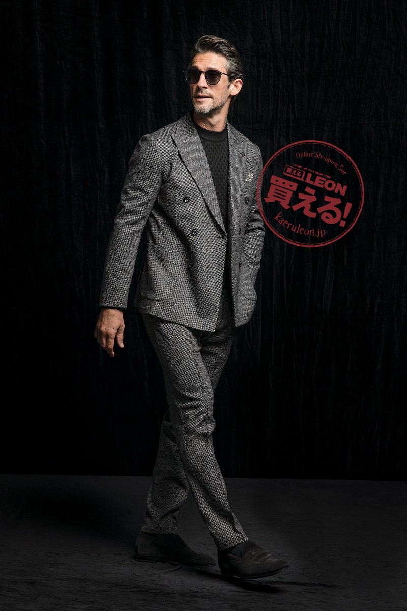 ジャケット2万7500円、パンツ1万6500円、ニット6490円/すべてジーステージ(ジェノ)、サングラス3万7400円/ロッツァ(デリーゴジャパン)、靴はスタイリスト私物