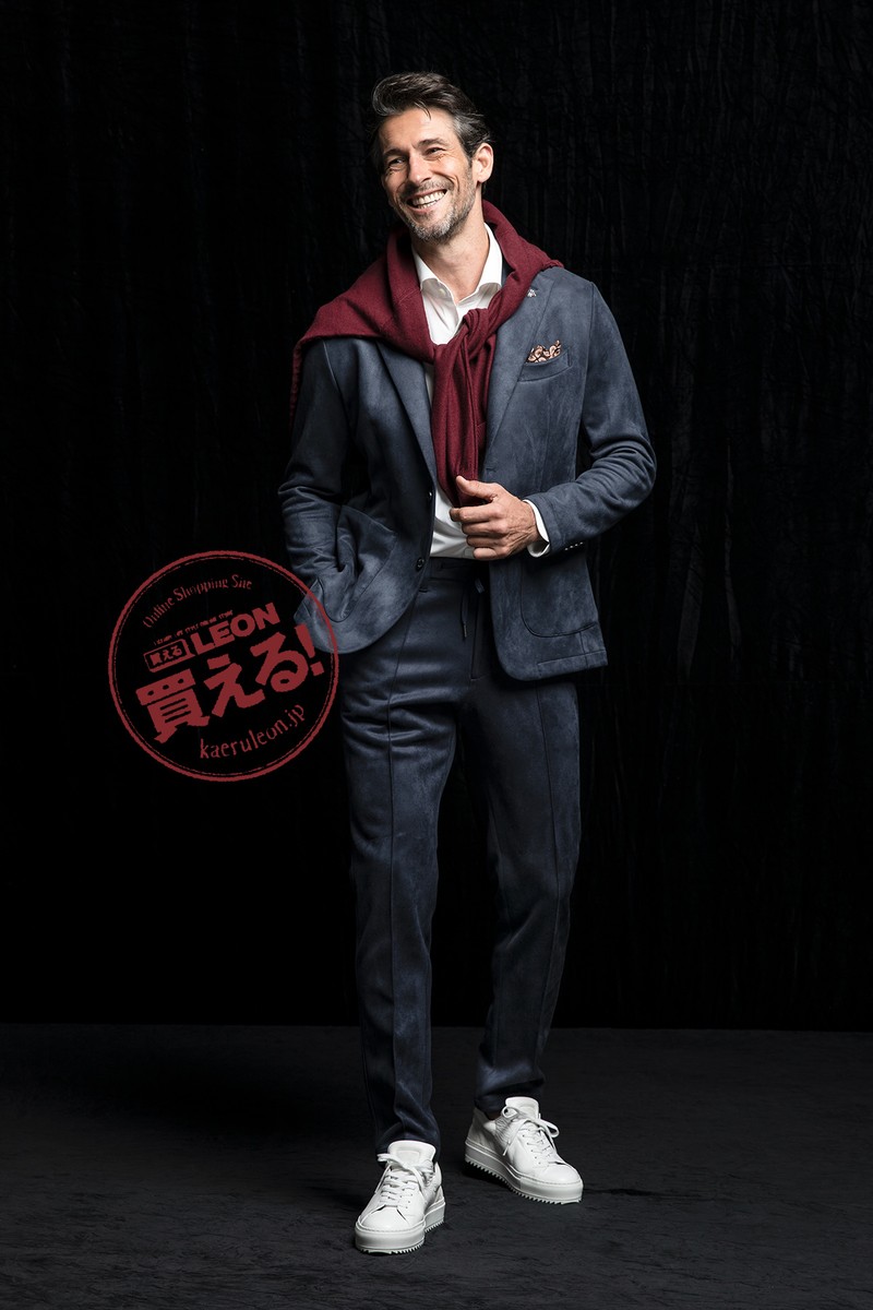 ジャケット1万9800円、パンツ1万3200円、シャツ8580円、肩に掛けたニット1万1000円/すべてジーステージ(ジェノ)、靴3万8500円/アルフレッド・バニスター(アバハウスインターナショナル)