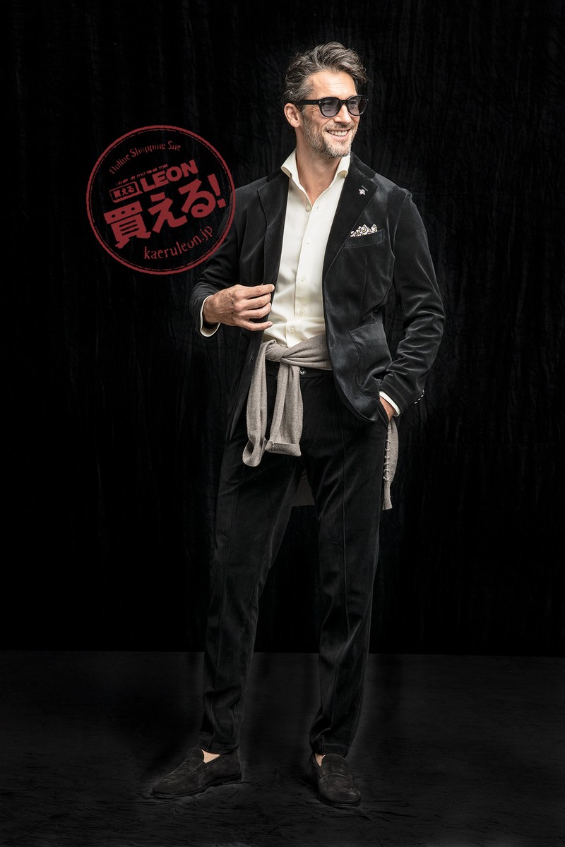 ジャケット2万800円、パンツ1万4300円、腰に巻いたニット1万1000円/すべてジーステージ、シャツ1万7600円/ガリポリカミチェリア(すべてジェノ)、サングラス3万5200円/ロッツァ(デリーゴジャパン)、靴はスタイリスト私物