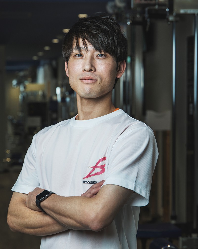 今回しっかりレクチャーしてくれたのが、マネージャーの岡﨑大和さん。宮崎県出身で、大学野球部時代にこの初動負荷トレーニング®️に出合い、その理論に魅了されたそう。ジムに入会すると、初回はトレーナーが横について、機械の使い方やカラダの動かし方を教えてくれます。