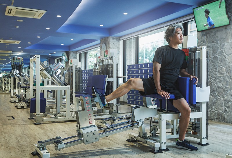 「PEL・GLUTEUS 4D-2000」で骨盤をストレッチ。カラダが硬い人も、無理のない範囲で行います。